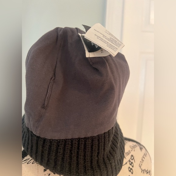 The North Face Logo Box Cuffed Beanie in black acrylic knit | OS | Like New - Picture 4 of 8